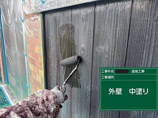 明石市　外壁の中塗り作業